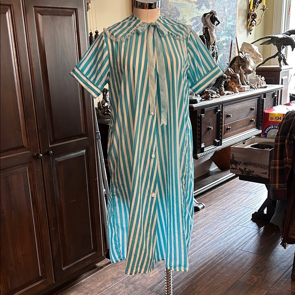 Vintage Sz M Teal and White Peter Pan Collar Striped Short Sleeve House Coat GVC